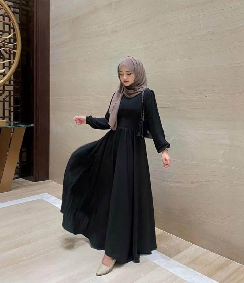kombinasi gamis hitam dengan warna jilbab